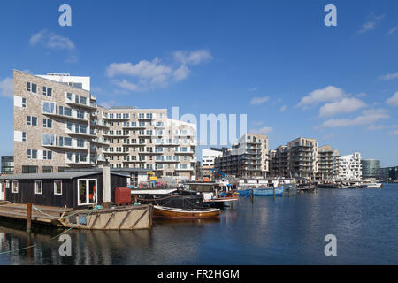 Copenhague, Danemark - Mars 17, 2016 : appartements moderne nouvellement construit et péniches. Banque D'Images