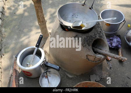 Cuisine cuisinière boue dans village à l'extérieur de la maison. Les restes de bois de chauffage, les cendres et les allumettes.Kumrokhali, West Bengal, India Banque D'Images