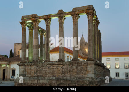 Le temple romain de Diana au coucher du soleil, la cathédrale Santa Maria dans l'arrière-plan, Evora, Alentejo, Portugal, Site du patrimoine mondial de l'UNESCO Banque D'Images