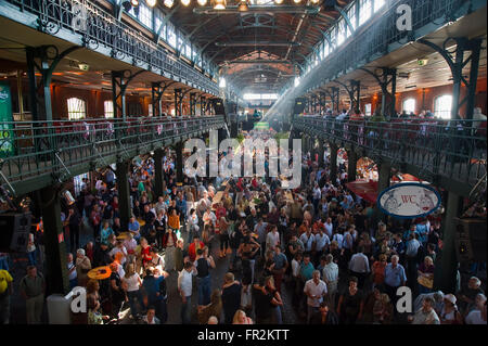 La danse et des divertissements du dimanche marché aux poissons (Fischmarkt), St Pauli, Hambourg, Allemagne Banque D'Images