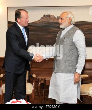 Le Premier Ministre indien Narendra Modi se réunit avec le Président exécutif de Cisco Systems, John Chambers, 18 mars 2016 à New Delhi, en Inde. Banque D'Images