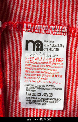 Dans l'étiquette Mothercare tout petit bébé jambières - tenir à l'écart du feu made in India - vendues au Royaume-Uni Royaume-Uni, Grande Bretagne Banque D'Images