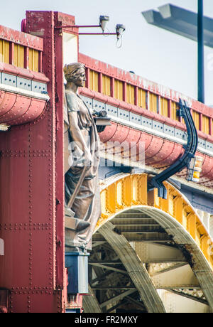 Le pont Vauxhall est un pont en arc en acier et granit classé Grade II* situé dans le centre de Londres. Il traverse la Tamise. Détails Banque D'Images