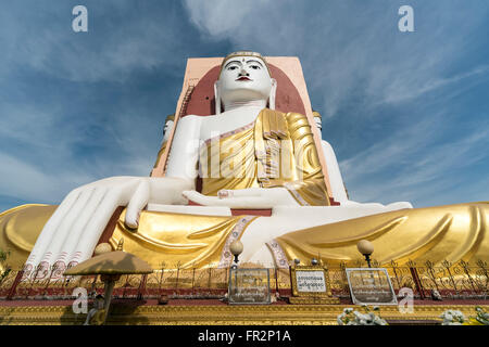 Faible angle de vue de la statue de Bouddha à la Pagode Kyaikpun à Bago, Birmanie (Myanmar) Banque D'Images