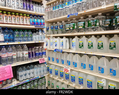 Un affichage de l'eau en bouteille est vu dans un supermarché de New York le Jeudi, Mars 17, 2016. (© Richard B. Levine) Banque D'Images