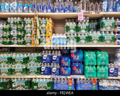 Un affichage de l'eau en bouteille est vu dans un supermarché de New York le Jeudi, Mars 17, 2016. (© Richard B. Levine) Banque D'Images