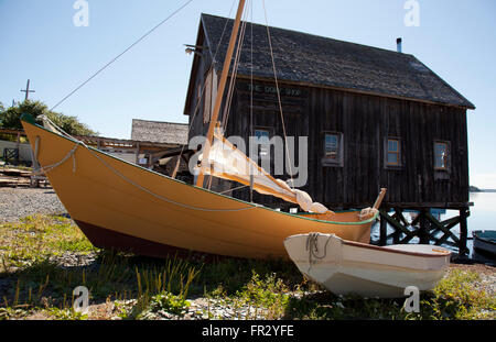 La boutique à Lunenburg (Nouvelle-Écosse) Canada et un couple de bateaux en bois dory en face Banque D'Images