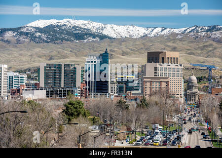 Vue sur le centre-ville de Boise IDAHO avec de la neige dans les montagnes Banque D'Images