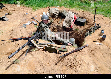 Des soldats américains dans un sniper's nest lors d'une reconstitution de la Seconde Guerre mondiale Banque D'Images