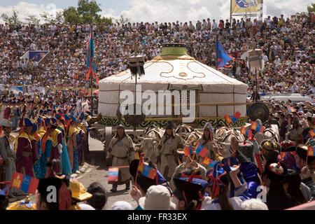 Cérémonie d'ouverture, la Mongolie au Festival Naadam annuel sont robustes et colorés, avec riotously athlètes, spectateurs et sports Banque D'Images