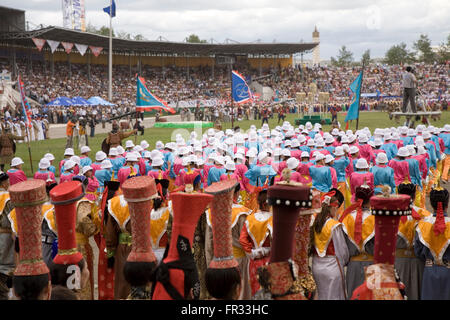 La cérémonie d'ouverture du Festival Naadam annuel sont robustes et colorés, riotously Oulan-Bator, Mongolie Banque D'Images