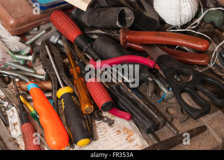 Un workbench en désordre plein de vieux outils poussiéreux et vis comme un arrière-plan. Accueil atelier. Banque D'Images