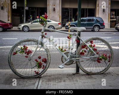 Mémorial de vélo à gauche de l'emplacement de cyclistes la mort à New York City, USA Banque D'Images