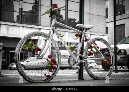 Mémorial de vélo à gauche de l'emplacement de cyclistes la mort à New York City, USA Banque D'Images