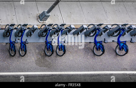 Dans CitiBikes supports à vélo prêt pour voitures, New York, USA. Banque D'Images