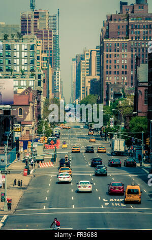 Rue avec trafic, New York City, USA. Banque D'Images