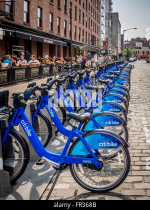 Dans CitiBikes supports à vélo prêt pour voitures, New York, USA. Banque D'Images