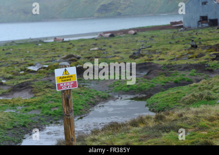 Garder hors de danger de l'amiante à l'ancien signe Stromness station baleinière. Stromness, Stromness Bay, la Géorgie du Sud, l'Atlantique Sud. Banque D'Images