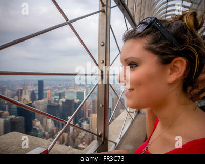 Femme en haut de l'Empire State Building à Manhattan, New York City, USA. Banque D'Images