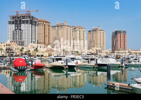 Vue sur la marina et les immeubles à appartements de luxe au Pearl nouveau développement immobilier résidentiel à Doha Qatar Banque D'Images