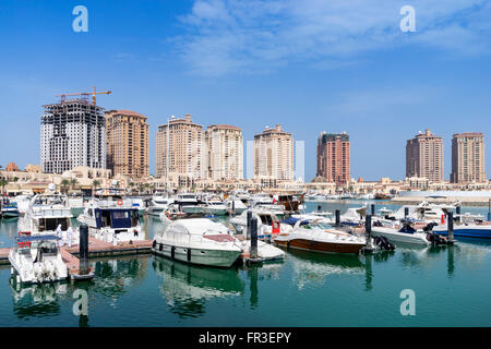 Vue sur la marina et les immeubles à appartements de luxe au Pearl nouveau développement immobilier résidentiel à Doha Qatar Banque D'Images