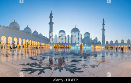 Voir la soirée de la Grande Mosquée Sheikh Zayed à Abu Dhabi Emirats Arabes Unis Banque D'Images