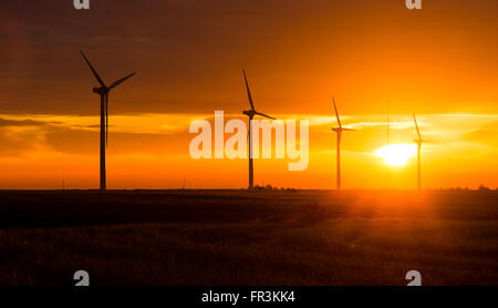 Lever du soleil orange vif crête de signal éoliennes l'énergie verte de Washington Banque D'Images