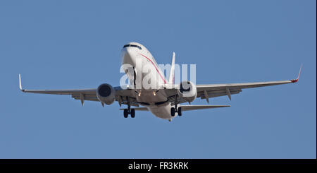 Air Algerie Boeing 737 7T-VJP sur l'approche finale de l'aéroport de Londres-Heathrow LHR Banque D'Images