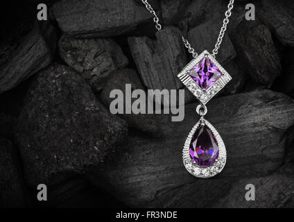 Pendentif bijoux avec gemmes sur fond de charbon foncé Banque D'Images