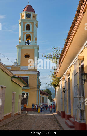 Une rue de la vieille ville coloniale de Trinidad, Cuba avec l'Iglesia y Convento de San Francisco en arrière-plan. Banque D'Images