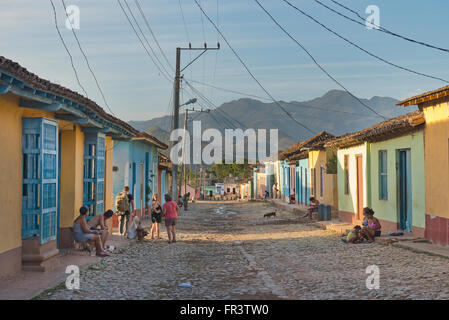 Une rue en bordure de la vieille ville coloniale de Trinidad, Cuba avec la Sierra de Sancti Spíritus montagnes en arrière-plan. Banque D'Images