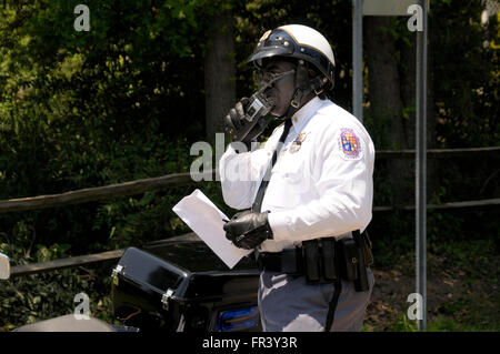 Parler à la radio policier dans Beltsville, Maryland Banque D'Images