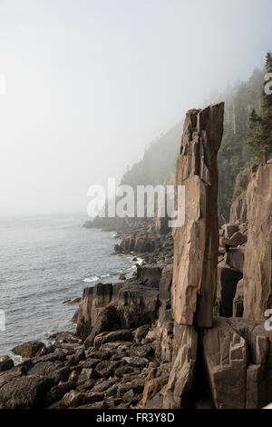 L'équilibre entre rock, une colonne verticale étroite de basalte, en équilibre sur sa pointe ; de Tiverton, Nova Scotia Canada Banque D'Images