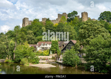 Ludlow Castle et la rivière teme, près de Pont Dinham, Ludlow, Shropshire, England, UK Banque D'Images
