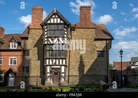 Le Reader's House, Ludlow, Shropshire, England, UK. Le porche à pans de bois a été ajouté à l'édifice en 1616. Banque D'Images