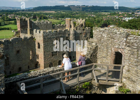 Deux visiteurs à la recherche vers le bas à l'intérieur de la grande tour de Bailey, Ludlow Castle, Shropshire, England, UK. Banque D'Images