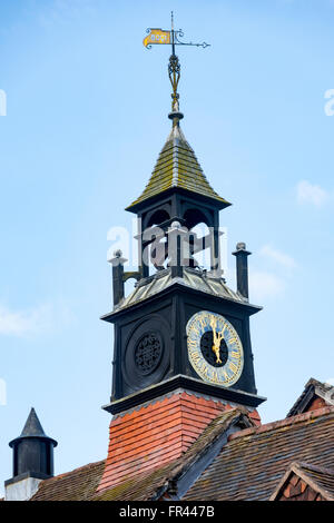 Tour de l'horloge avec girouette sur l'ancien bâtiment de l'école de grammaire, Rue Mill, Ludlow, Shropshire, England, UK Banque D'Images