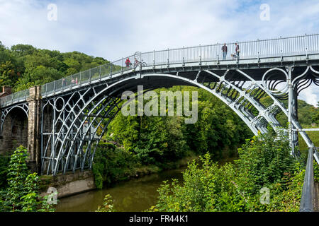 Le pont de fer sur la rivière Severn à Ironbridge, Shropshire, England, UK. Construit 1781, premier pont en arc de fer dans le monde. Banque D'Images