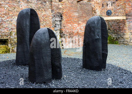 Trois bosses noires, une sculpture de David Nash, fabriqués à partir de bois toasté et du charbon à la musée du Fer de Coalbrookdale, Shropshire, Angleterre Banque D'Images