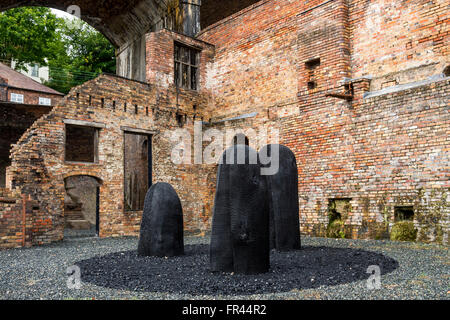 Trois bosses noires, une sculpture de David Nash, fabriqués à partir de bois toasté et du charbon à la musée du Fer de Coalbrookdale, Shropshire, Angleterre Banque D'Images