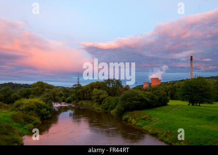 La rivière Severn au coucher du soleil, à partir du pont de Buildwas, près de l'Ironbridge, Shropshire, England, UK Banque D'Images