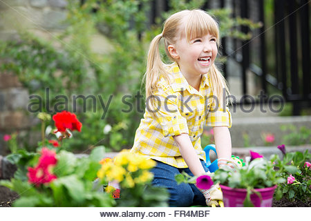 Mignon, 5 ans, fille, planter des fleurs