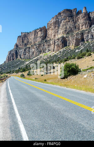 Vue verticale de l'autoroute 16 passant par dix couchages Canyon dans le Wyoming Banque D'Images