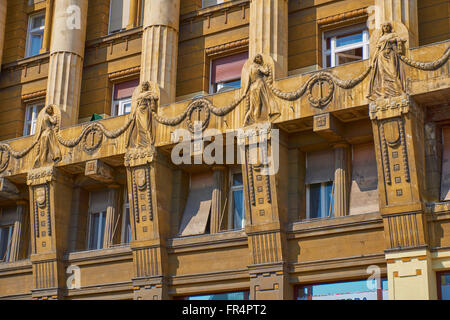 Détail de la façade de l'ancien bâtiment Katedra Nyelviskola Deak Ferenc ter sur rue, à Budapest, Hongrie Banque D'Images