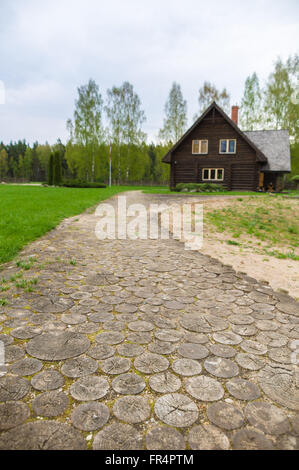 Ronde en bois menant au chemin du journal maison cottage, arrière-plan flou Banque D'Images