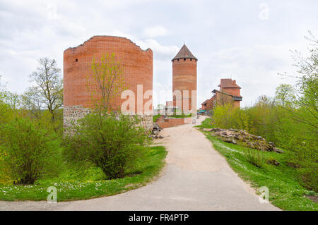 Ruines du château de Turaida à Sigulda, Lettonie, printemps Banque D'Images