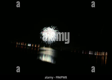 Lake Fireworks Siskiyou, tenue chaque année le soir du 4 juillet, jour de l'indépendance des États-Unis d'Amérique, par Mt Shasta community Banque D'Images