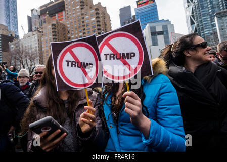 New York, NY - 19 mars 2016 - quelques milliers de manifestants se sont réunis à l'extérieur de Trump International Hotel and Tower, à Columbus Circle, puis passés devant la résidence Trump sur Central Park South et à Trump Tower, pour protester contre le candidat présidentiel républicain Donald Trump' plate-forme sur l'immigration, les femmes, les musulmans, le Mexique, etc. l'événement a été organisé sur Facebook par un groupe appelé antifascistes cosmopolite et soutenu par divers groupes de défense des droits des immigrés et d'autres militants. ©Stacy Walsh Rosenstock Banque D'Images