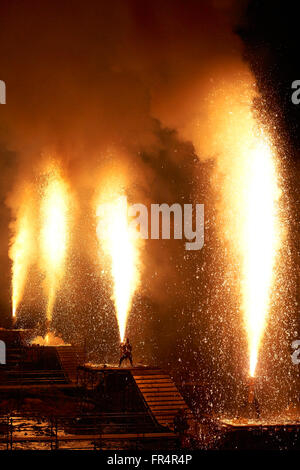 D'artifice traditionnels japonais de poche déployés à partir de cylindres de bambou à Takayama, Japon Banque D'Images