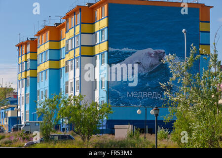 Bâtiments peintes de couleurs vives avec fresque, Anadyr, de l'Armée de terre française Banque D'Images